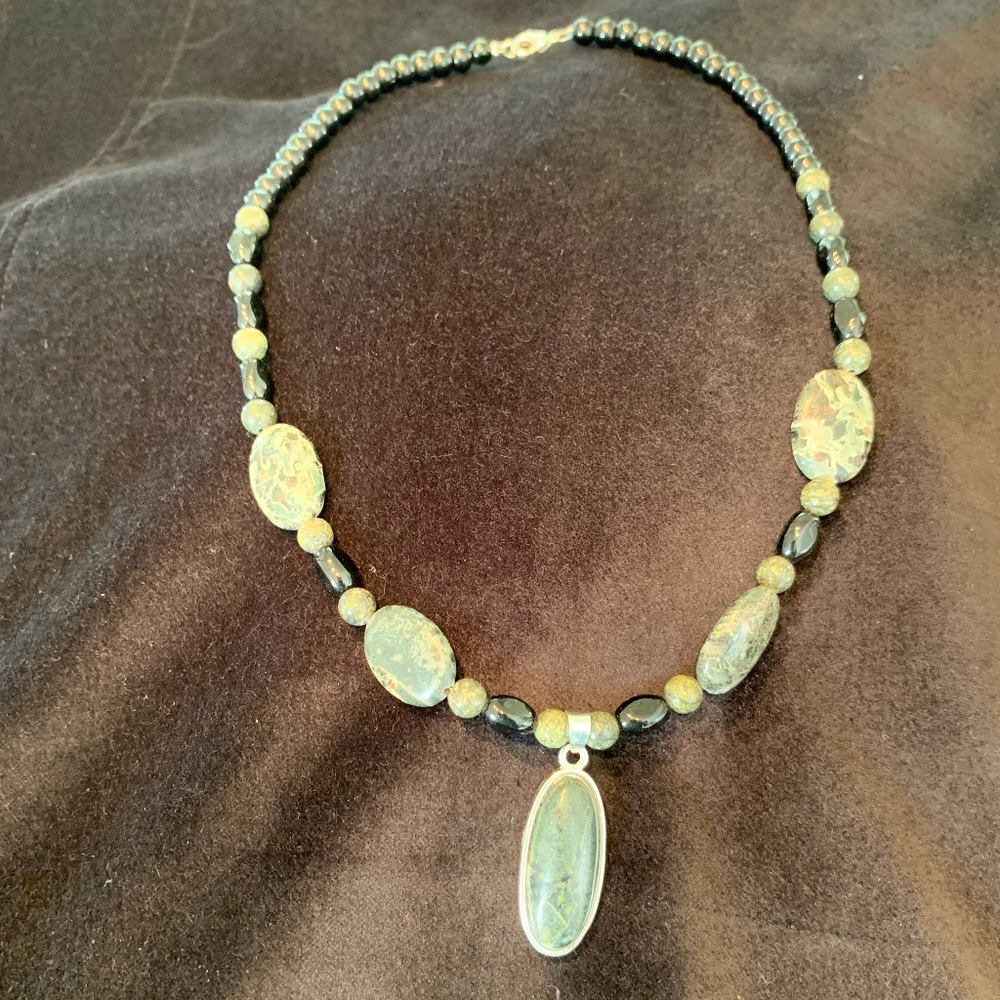 Black & hunter green beaded necklace 18"